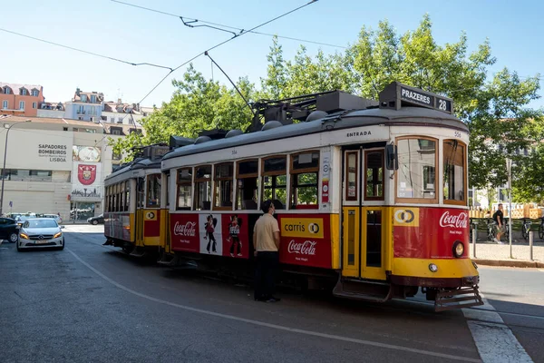 ポルトガルのリスボン 2022年6月28日 ポルトガルのリスボン市周辺の観光客や通勤者の輸送に使用される人気のヴィンテージトラム車両のビュー — ストック写真