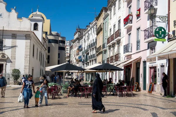 ポルトガルのリスボン 2022年6月28日 ポルトガルのリスボンの旧市街であるムーリア地区を訪問し 楽しむ人々と観光客 — ストック写真