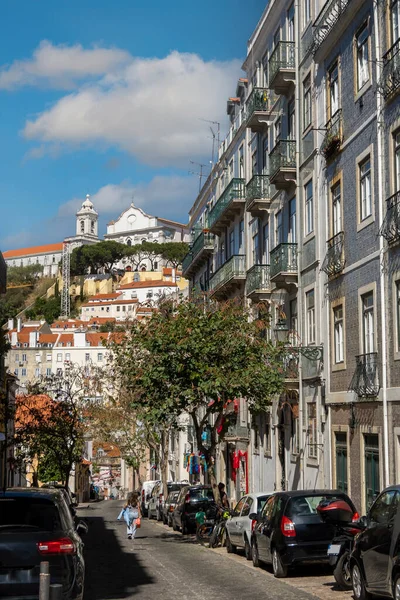 Pessoas Turistas Visitam Apreciam Bairro Mouraria Cidade Velha Lisboa Portugal — Fotografia de Stock