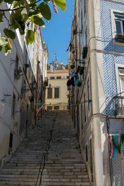 Portekiz Mouraria Bölgesindeki Lizbon Caddesinde Dar Sokaklar Basamaklar Mimari Manzarası — Stok fotoğraf