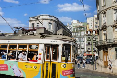 LISBON, PORTUGAL, 28 HAZİRAN 2022: Portekiz 'in Lizbon kenti çevresinde turist ve banliyö trafiğinde kullanılan popüler klasik tramvay aracının görüntüsü