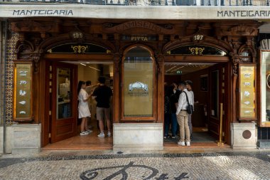LISBON, PORTUGAL, 28 HAZİRAN 2022: Lizbon, Portekiz 'de ünlü Pastel de Nata pastanesini satan ünlü tarihi dükkan Manteigaria' nın manzarası.