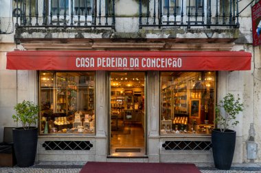 LISBON, PORTUGAL, 28 HAZİRAN 2022: Lizbon 'daki en eski ve en ünlü işletmelerden biri olan 1933 yılından beri açık olan Casa Pereira da Conceicao' nun ünlü tarihi mağazasının manzarası.