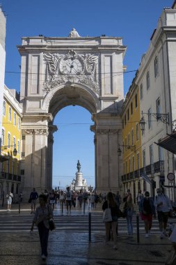 LISBON, PORTUGAL, 28 HAZİRAN 2022: Lizbon, Portekiz 'de bulunan popüler bir turizm merkezi olan Street Augusta' nın ünlü tarihi kavisi.