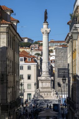 LISBON, PORTUGAL, 28 HAZİRAN 2022: Lizbon 'da bulunan Dom Pedro IV bronz heykeli manzarası.