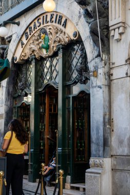 LISBON, PORTUGAL, 28 Haziran 2022: Lizbon 'daki en eski ve en ünlü işletmelerden biri olan 1905 yılından beri açık olan ünlü tarihi kafe Cafe A Brasileira' nın manzarası.