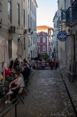 LISBON, PORTUGAL, 28 HAZİRAN 2022: Escadinhas do Duque adlı üst basamak mimarisi, Lizbon, Portekiz 'deki Rossio istasyonu yakınlarında yer almaktadır..