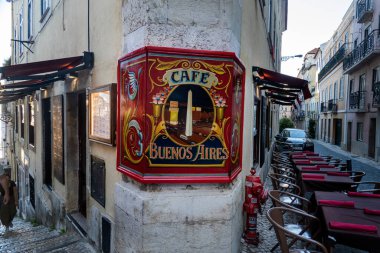 LISBON, PORTUGAL, 28 HAZİRAN 2022: Lizbon, Portekiz 'de Rossio İstasyonu yakınlarındaki Escadinhas do Duque adlı bir yerin yakınındaki restoran alanı.