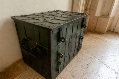 Eski ve sağlam bir ortaçağ sandığı ya da göğsüne yakından bakın..