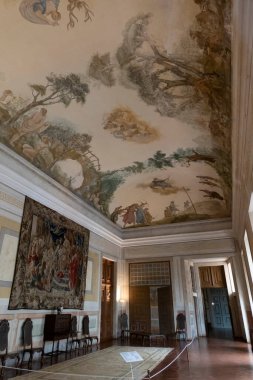 MAFRA, PORTUGAL - 29 HAZİRAN 2022: Portekiz 'deki Mafra Sarayı' nın mobilyalarıyla dolu güzel ve son derece lüks bir tavan odası manzarası.