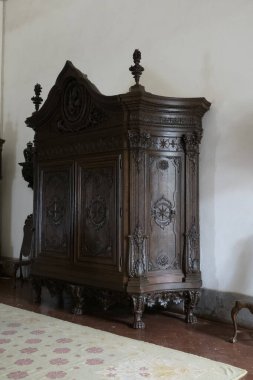 MAFRA, PORTUGAL - 29 HAZİRAN 2022: Portekiz 'deki Mafya Sarayı' nın mobilya ve halılarının bulunduğu çok güzel ve lüks bir oda manzarası.