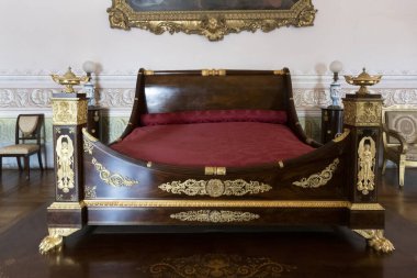 MAFRA, PORTUGAL - 29 HAZİRAN 2022: Portekiz 'deki Mafra Manastırı' nda sergilenmekte olan antik ve son derece detaylı ahşap yatak manzarası.