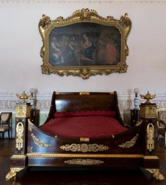 MAFRA, PORTUGAL - 29 HAZİRAN 2022: Portekiz 'deki Mafra Manastırı' nda sergilenmekte olan antik ve son derece detaylı ahşap yatak manzarası.