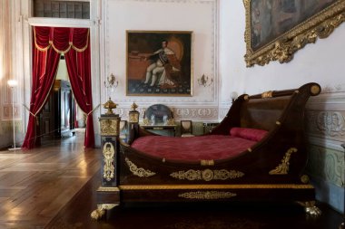 MAFRA, PORTUGAL - 29 HAZİRAN 2022: Portekiz 'deki Mafra Manastırı' nda sergilenmekte olan antik ve son derece detaylı ahşap yatak manzarası.