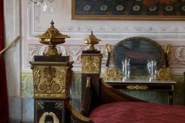 MAFRA, PORTUGAL - 29 HAZİRAN 2022: Portekiz 'deki Mafra Manastırı' nda sergilenmekte olan antik ve son derece detaylı ahşap yatak manzarası.