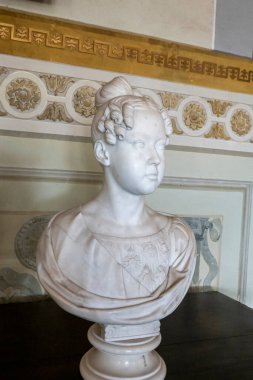 MAFRA, PORTUGAL - 29 HAZİRAN 2022: Portekiz Mafra Manastırı 'nda bulunan barok tarzda bir kadın büst heykelinin yakın görünüm ayrıntıları.