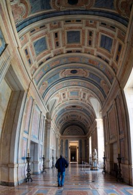 MAFRA, PORTUGAL - 29 Haziran 2022: Portekiz, Avrupa 'daki Mafya Manastırı' nın büyük mermer salonlarının güzel manzarası.