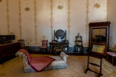 MAFRA, PORTUGAL - 29 HAZİRAN 2022: Portekiz 'deki Mafra manastırında antika mobilyaların sergilendiği antik ve detaylı bir odaya yakından bakın.
