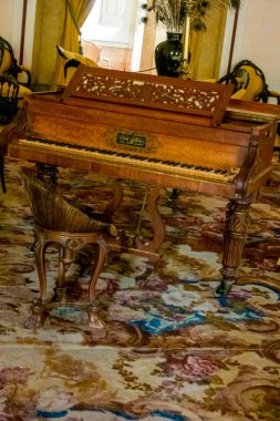 MAFRA, PORTUGAL - 29 HAZİRAN 2022: Portekiz 'deki Mafra Manastırı' nda bulunan antik bir ahşap piyanonun görüntüsünü kapat.