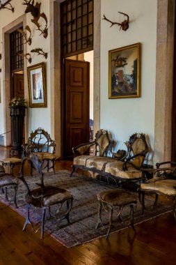 MAFRA, PORTUGAL - 29 HAZİRAN 2022: Portekiz 'deki Mafra Sarayı' nda geyik avı kafalarının sergilendiği çok güzel ve lüks bir oda manzarası.