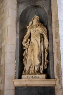 MAFRA, PORTUGAL - 29 HAZİRAN 2022: Portekiz Mafya Sarayı 'ndaki Saint Teresia' nın güzel ve büyük heykelinin manzarası.