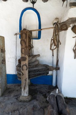 MAFRA, PORTUGAL - 29 Haziran 2022: Mafra belediyesinde yer alan Jose Franco 'nun ünlü müzesinin kısmi görüntüsü, çeşitli kentsel mimari gelenekleri ve Portekiz kültürünün yaşam tarzını resmediyor..