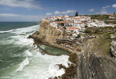 Görünüm ünlü Town, azenhas mar, sarp kayalıklarla Portekiz sintra bölgesi yakınında yer alan.