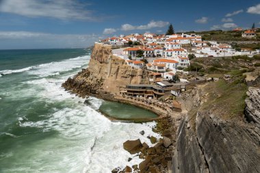 Görünüm ünlü Town, azenhas mar, sarp kayalıklarla Portekiz sintra bölgesi yakınında yer alan.