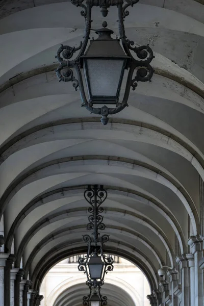 ポルトガルリスボン市のコマース広場にある街灯の長い廊下 — ストック写真