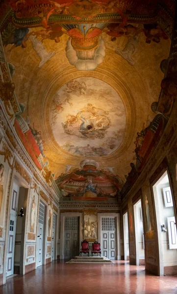ポルトガルのマフラ2022年6月29日 ポルトガルのマフラ宮殿の家具と美しく 非常に豪華な大規模な塗装天井部屋の眺め — ストック写真