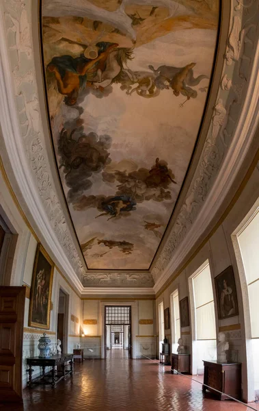 ポルトガルのマフラ2022年6月29日 ポルトガルのマフラ宮殿の家具と美しく 非常に豪華な大規模な塗装天井部屋の眺め — ストック写真