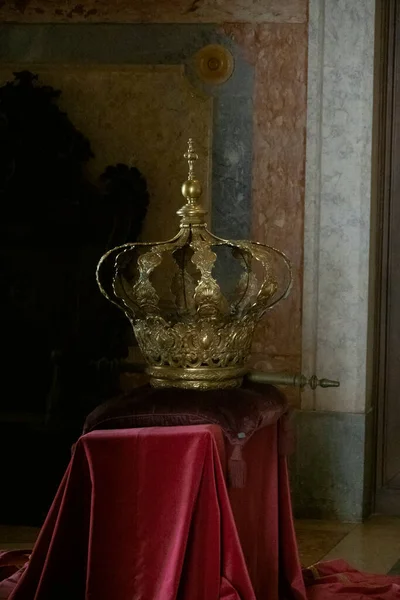 Мафра Португаль Июня 2022 Королевская Золотая Корона Красной Скатерти Стенде — стоковое фото