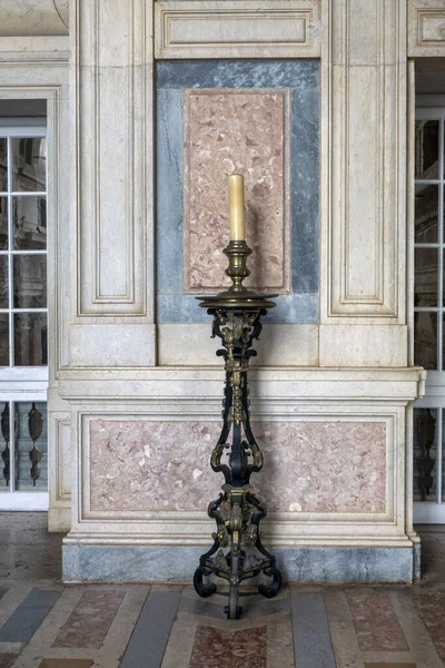 Mfra Portugal 2022年6月29日 位于葡萄牙马夫拉修院的一个古董详细烛台的近景细节 — 图库照片