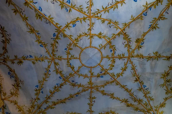 ポルトガルのマフラ2022年6月29日 ポルトガルのマフラ宮殿の美しいと非常に豪華な大規模な塗装天井部屋の眺め — ストック写真