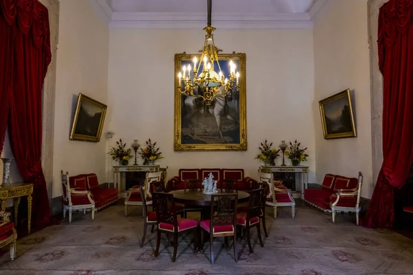 ポルトガルのマフラ 2022年6月29日 ポルトガルのマフラ宮殿の家具やカーペットと美しく 非常に豪華な大きな部屋の眺め — ストック写真