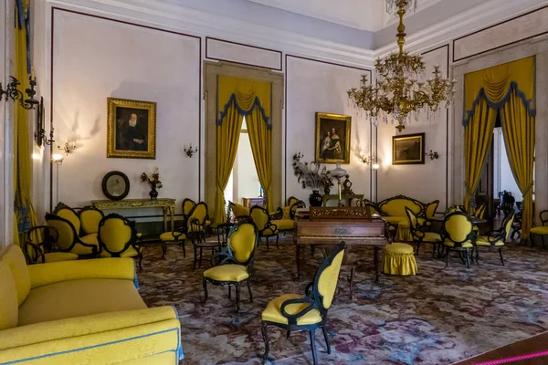 2022年6月29日 葡萄牙马夫拉宫的一间漂亮而奢华的大房间 配有家具和地毯 — 图库照片