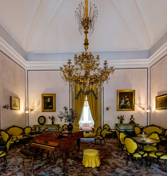 ポルトガルのマフラ 2022年6月29日 ポルトガルのマフラ宮殿の家具やカーペットと美しく 非常に豪華な大きな部屋の眺め — ストック写真