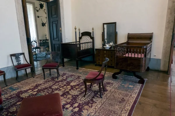 2022年6月29日 葡萄牙马夫拉宫一个漂亮而奢华的带有家具和地毯的大型育婴室 — 图库照片