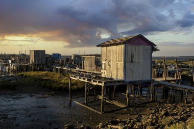 Portekiz, Carrasqueira 'daki eski ahşap palaphitik rıhtım manzarası.