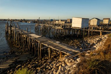 Portekiz, Carrasqueira 'daki eski ahşap palaphitik rıhtım manzarası.