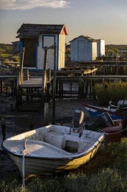 Portekiz, Carrasqueira 'daki eski ahşap palaphitik rıhtım manzarası.