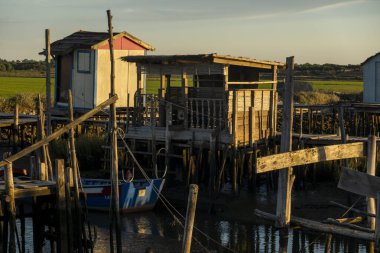 Portekiz, Carrasqueira 'daki eski ahşap palaphitik rıhtım manzarası.