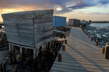 Portekiz, Carrasqueira 'daki eski ahşap palaphitik rıhtım manzarası.
