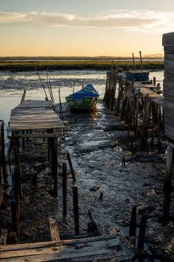 Portekiz, Carrasqueira 'daki eski ahşap palaphitik rıhtım manzarası.