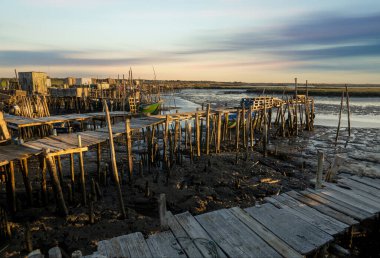 Portekiz, Carrasqueira 'daki eski ahşap palaphitik rıhtım manzarası.
