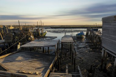 Portekiz, Carrasqueira 'daki eski ahşap palaphitik rıhtım manzarası.