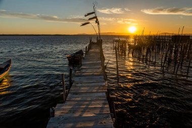 Portekiz, Carrasqueira 'daki eski ahşap palaphitik rıhtım manzarası.