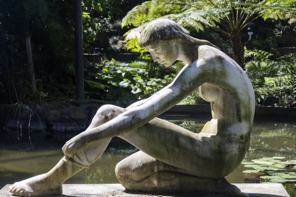 Vista Cercana Una Hermosa Estatua Femenina Frío Jardín Del Invernadero — Foto de Stock