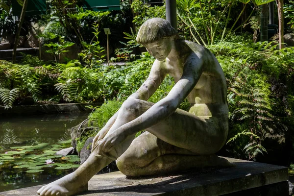 Στενή Θέα Ενός Όμορφου Γυναικείου Αγάλματος Στον Κρύο Κήπο Του — Φωτογραφία Αρχείου