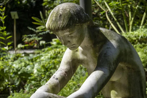 Vista Perto Uma Bela Estátua Feminina Frio Jardim Com Efeito — Fotografia de Stock